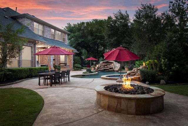 2 Hunnewell Way, The Woodlands, TX 77382