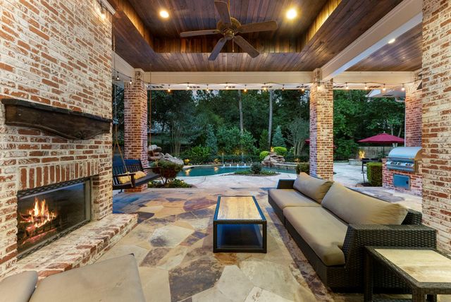 2 Hunnewell Way, The Woodlands, TX 77382