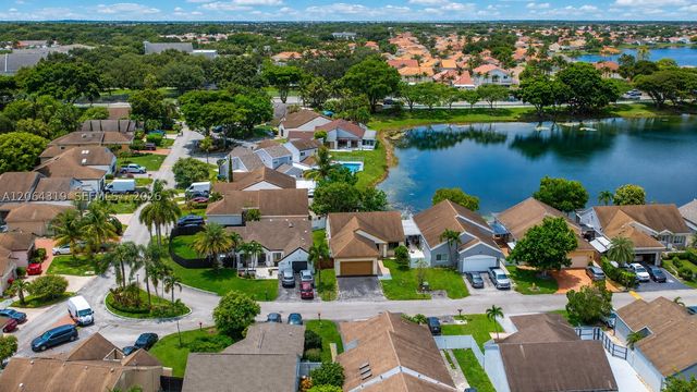 18772 NW 80th Ct, Hialeah, FL 33015