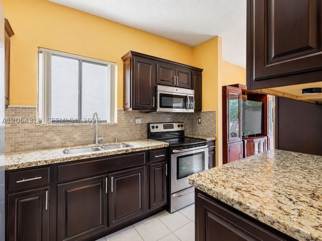 18772 NW 80th Ct, Hialeah, FL 33015
