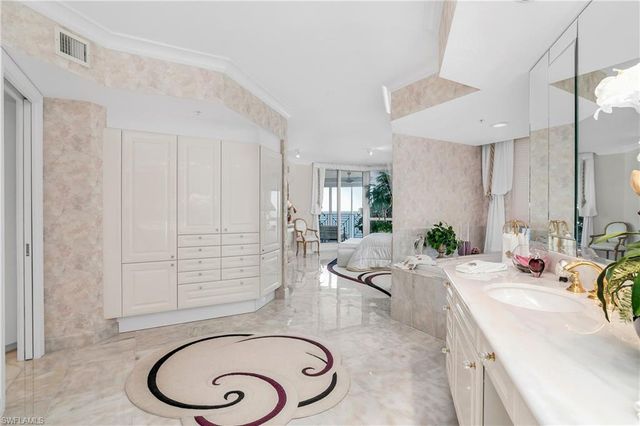 4021 Gulf Shore BLVD N # 903, Naples, FL 34103