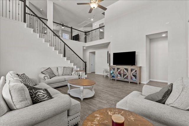 297 Twin Lakes Boulevard W, West Columbia, TX 77486