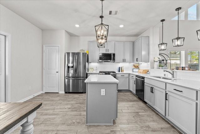 297 Twin Lakes Boulevard W, West Columbia, TX 77486