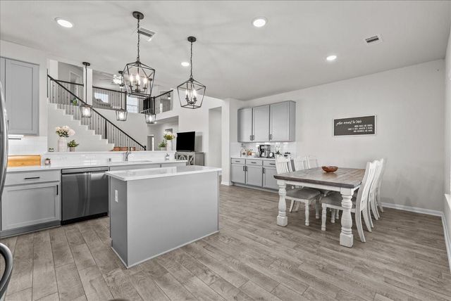 297 Twin Lakes Boulevard W, West Columbia, TX 77486