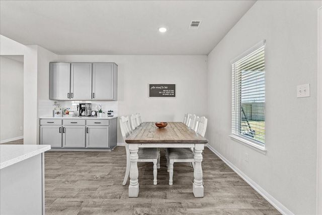 297 Twin Lakes Boulevard W, West Columbia, TX 77486