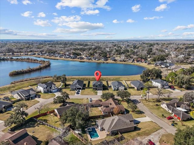 297 Twin Lakes Boulevard W, West Columbia, TX 77486