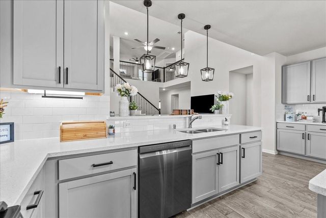 297 Twin Lakes Boulevard W, West Columbia, TX 77486