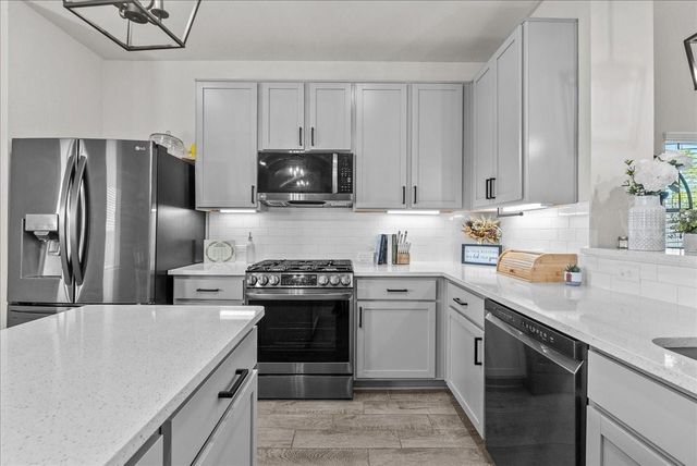 297 Twin Lakes Boulevard W, West Columbia, TX 77486