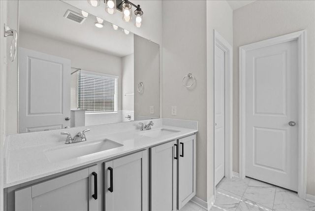 297 Twin Lakes Boulevard W, West Columbia, TX 77486