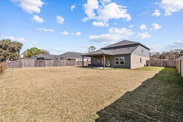297 Twin Lakes Boulevard W, West Columbia, TX 77486