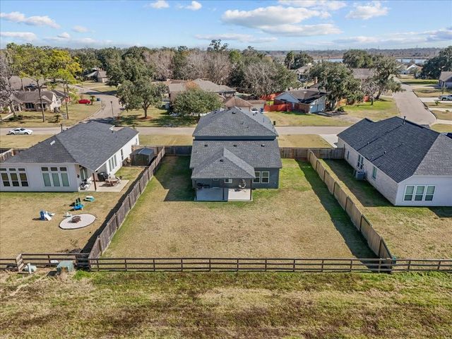 297 Twin Lakes Boulevard W, West Columbia, TX 77486