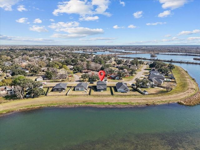 297 Twin Lakes Boulevard W, West Columbia, TX 77486