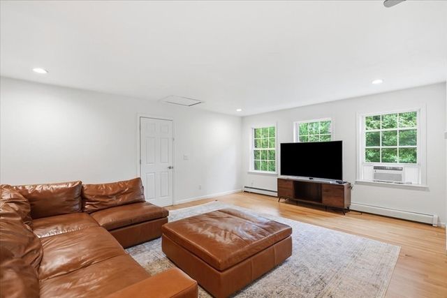 94 High St, Hingham, MA 02043