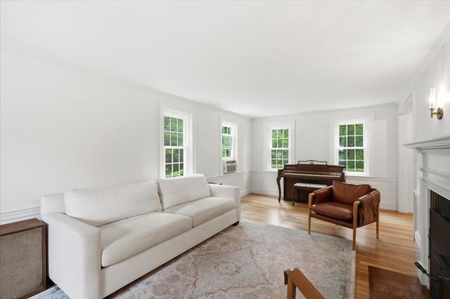 94 High St, Hingham, MA 02043