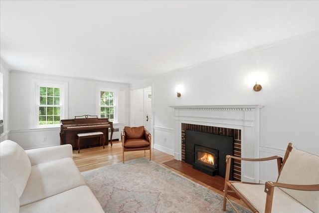 94 High St, Hingham, MA 02043