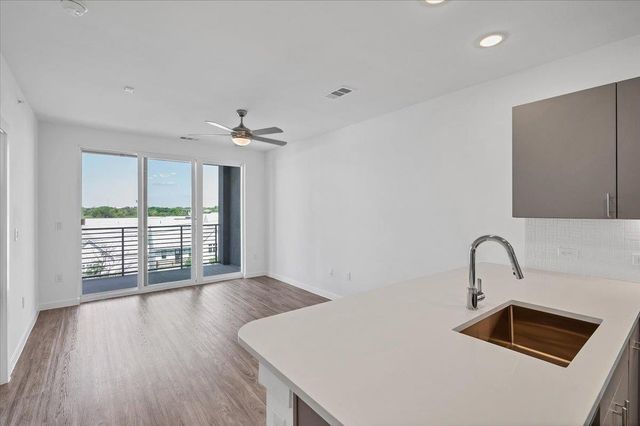 4801 Springdale RD 1402, Austin, TX 78723