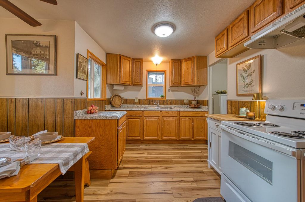 Image 24 of property listing at 41893 Knobcone Ln, Shaver Lake, CA 93664