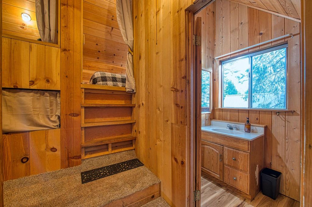 Image 39 of property listing at 41893 Knobcone Ln, Shaver Lake, CA 93664