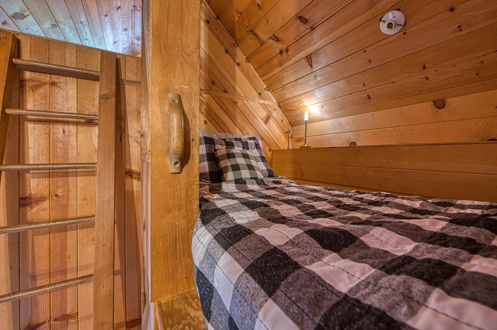 Image 47 of property listing at 41893 Knobcone Ln, Shaver Lake, CA 93664