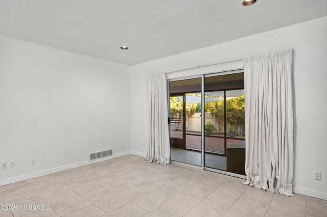 5874 N Camino Esplendora, Tucson, AZ 85718