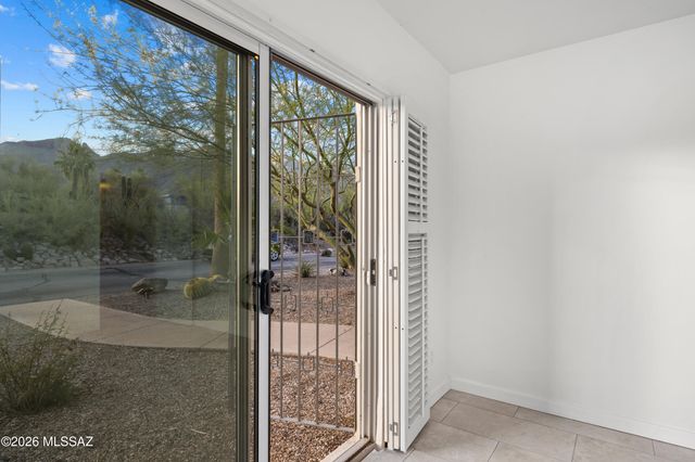 5874 N Camino Esplendora, Tucson, AZ 85718