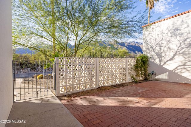 5874 N Camino Esplendora, Tucson, AZ 85718