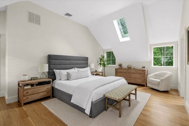 9 Pioneer Rd, Hingham, MA 02043