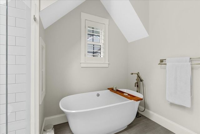 9 Pioneer Rd, Hingham, MA 02043