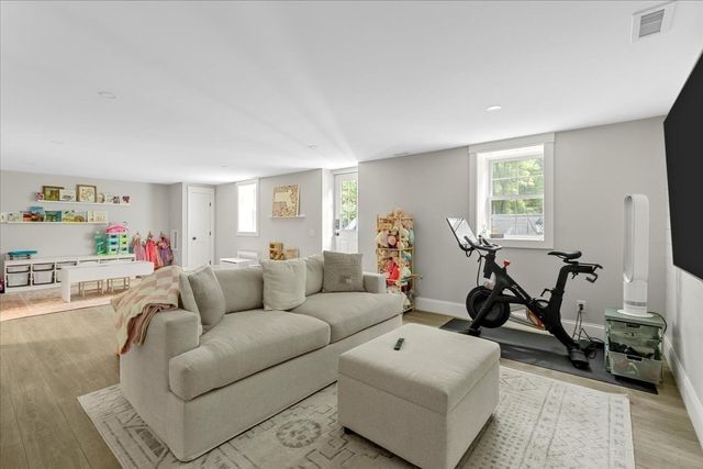 9 Pioneer Rd, Hingham, MA 02043
