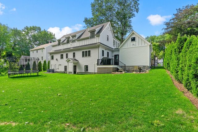 9 Pioneer Rd, Hingham, MA 02043
