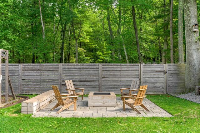 9 Pioneer Rd, Hingham, MA 02043