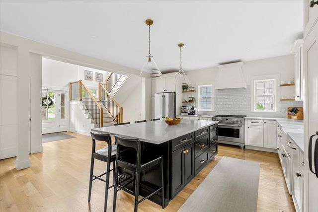 9 Pioneer Rd, Hingham, MA 02043