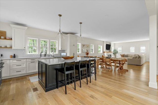 9 Pioneer Rd, Hingham, MA 02043