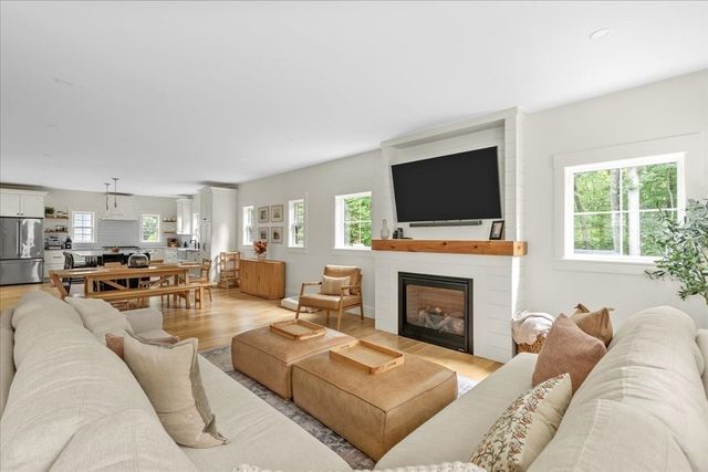 9 Pioneer Rd, Hingham, MA 02043