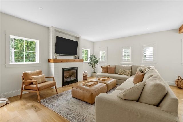 9 Pioneer Rd, Hingham, MA 02043