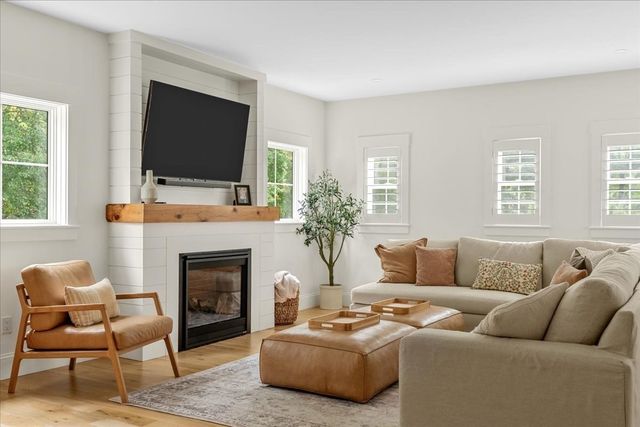 9 Pioneer Rd, Hingham, MA 02043