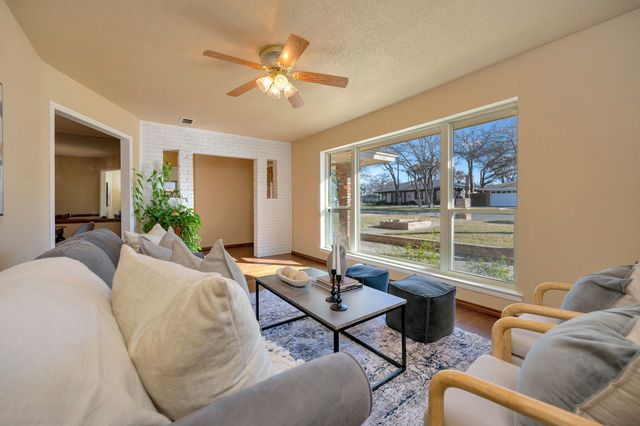 1761 Cynthia Lane, Hurst, TX 76054