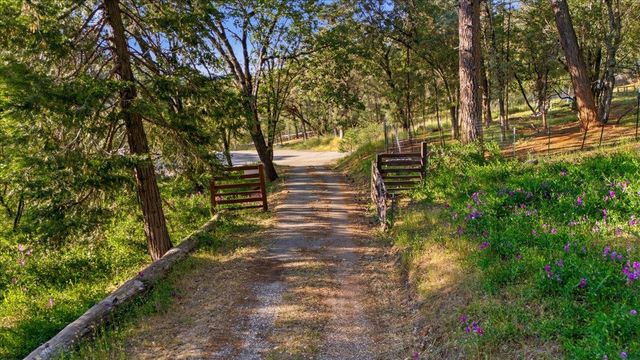 19235 Bumpy Rd, Grass Valley, CA 95949