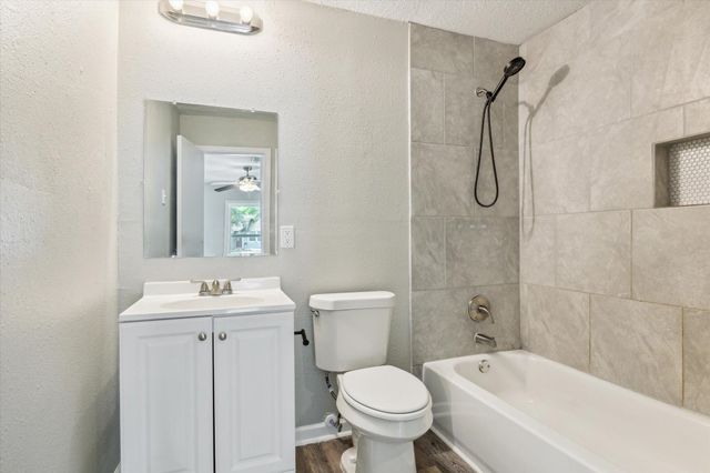 210 Laurel Street, Lake Jackson, TX 77566