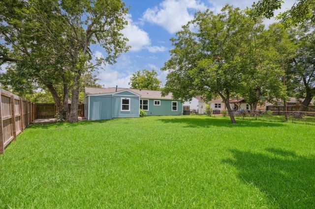 210 Laurel Street, Lake Jackson, TX 77566