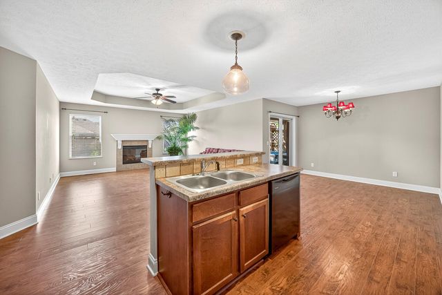 104 East Shawnee Street, Strafford, MO 65757