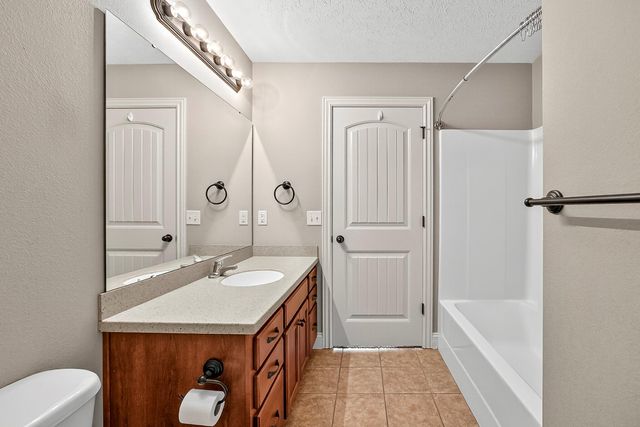 104 East Shawnee Street, Strafford, MO 65757