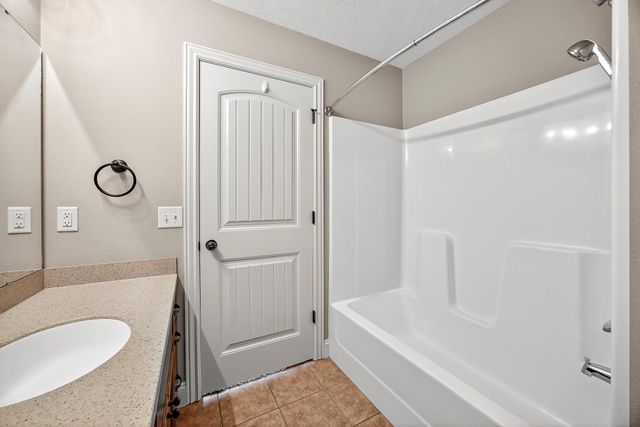 104 East Shawnee Street, Strafford, MO 65757
