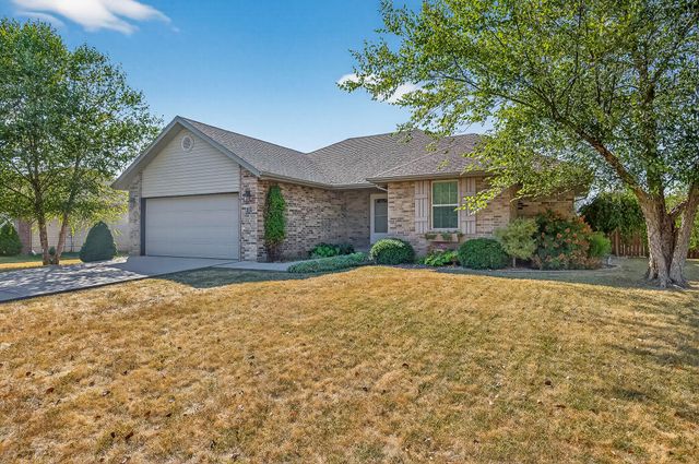 104 East Shawnee Street, Strafford, MO 65757