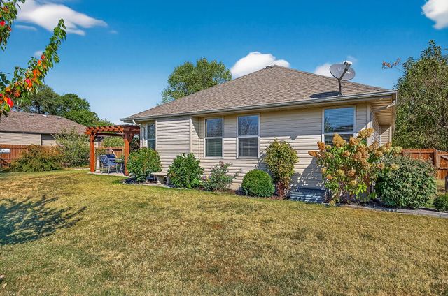 104 East Shawnee Street, Strafford, MO 65757