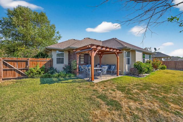 104 East Shawnee Street, Strafford, MO 65757
