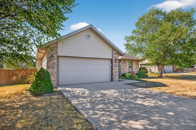 104 East Shawnee Street, Strafford, MO 65757