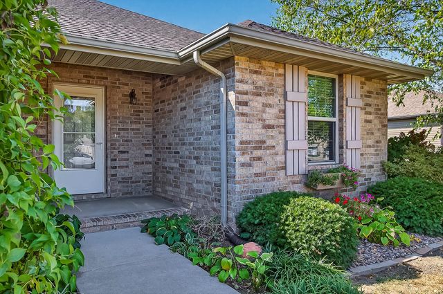 104 East Shawnee Street, Strafford, MO 65757