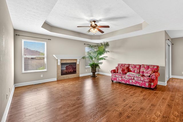 104 East Shawnee Street, Strafford, MO 65757