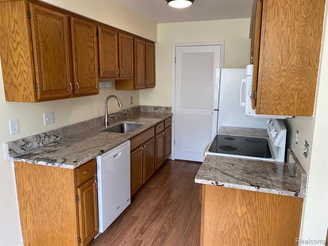 7648 Woodview Drive, Waterford, MI 48327